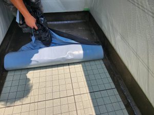 松阪市のベランダに通気シートを貼っていく様子